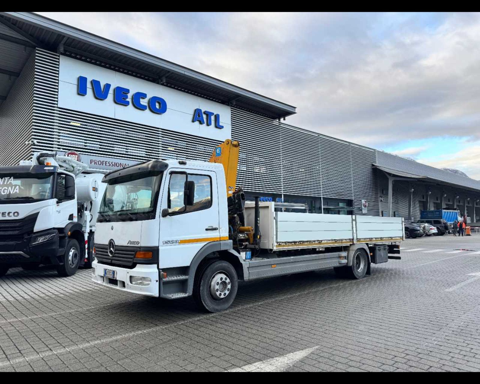 MERCEDES-BENZ MERCEDES ATEGO 15.23 FISSO CON GRU - Lombardia Truck